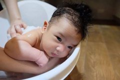 月嫂技能之嬰兒面部清潔、洗澡、穿衣_廣州月嫂培訓服務