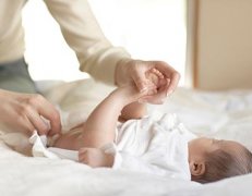 坐月子請月嫂還是去月子中心？_廣州月嫂服務